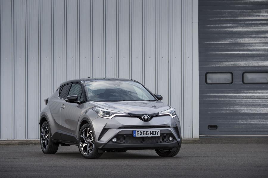  Toyota C-HR 2016 года  (UK) (фото 17 из 32)